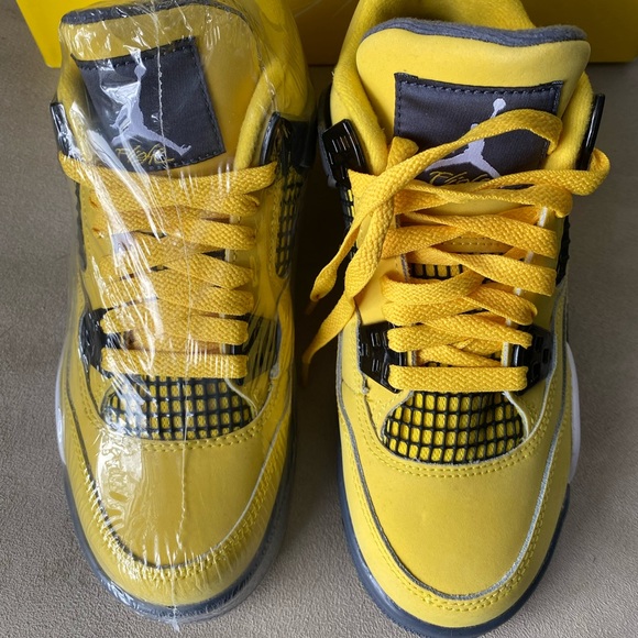 Jordan 4 lightening size 4Y - Picture 3 of 7